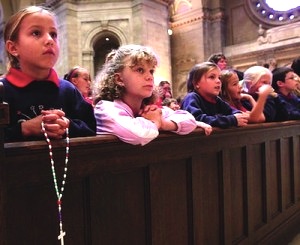 Dzieci na modlitwie różańcowej