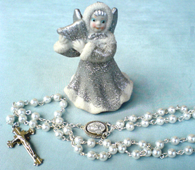 różaniec pewrłowy i figurka aniołka porcelanowa