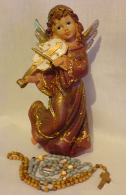 aniołek grający na skrzypcach (figurka) i różańce