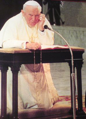 Jan Paweł II odmawiający Różaniec