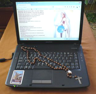 różaniec na laptopie