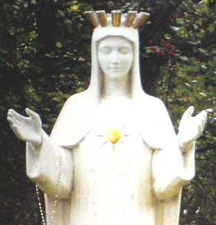Figura Matki Bożej z różańcem na ramieniu